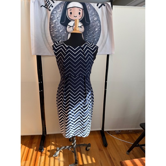 Danny & Nicole Dresses & Skirts - Danny & Nicole Navy Blue White Chevron Sheath Dress Size 10 Sleeveless